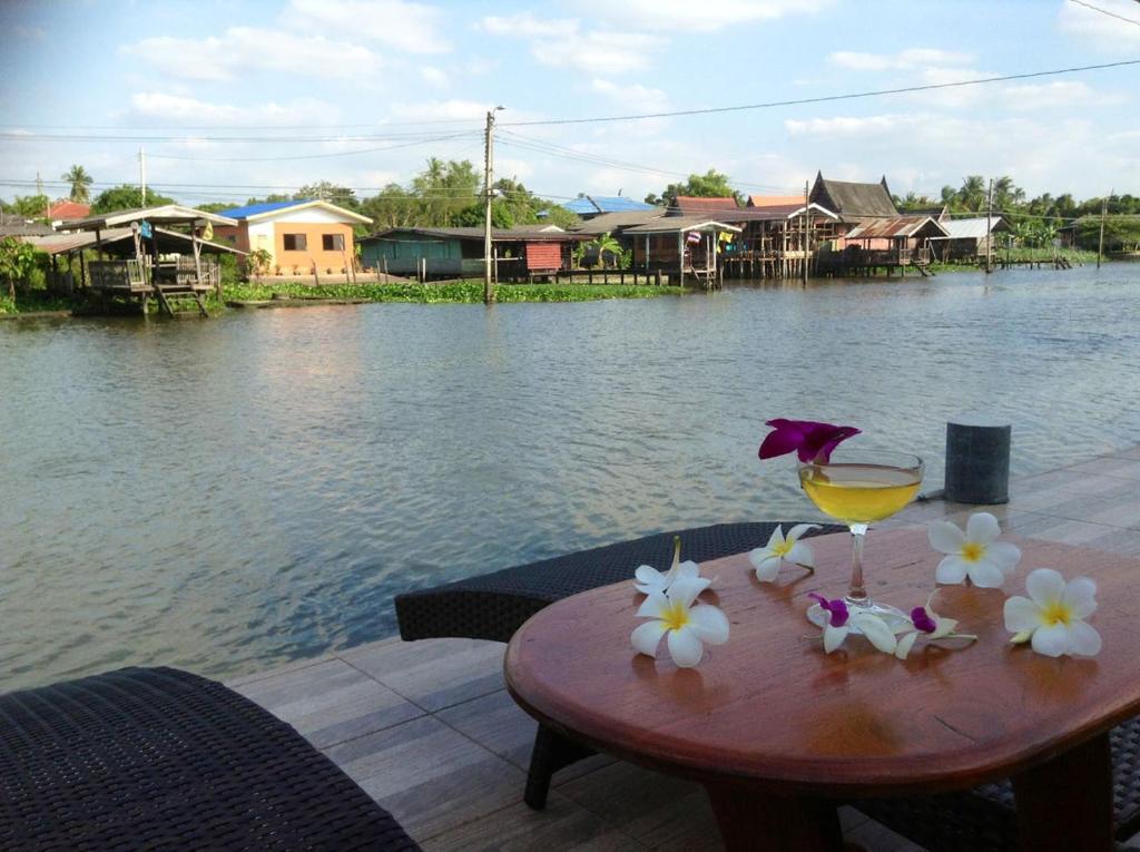 Reunrimnam Resort & Hotel Bang Kruai Exterior foto